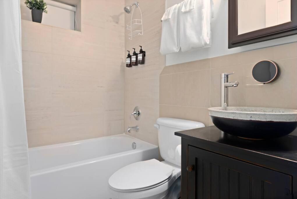 Upscale 2Br Apartment With Patio Washington Eksteriør billede