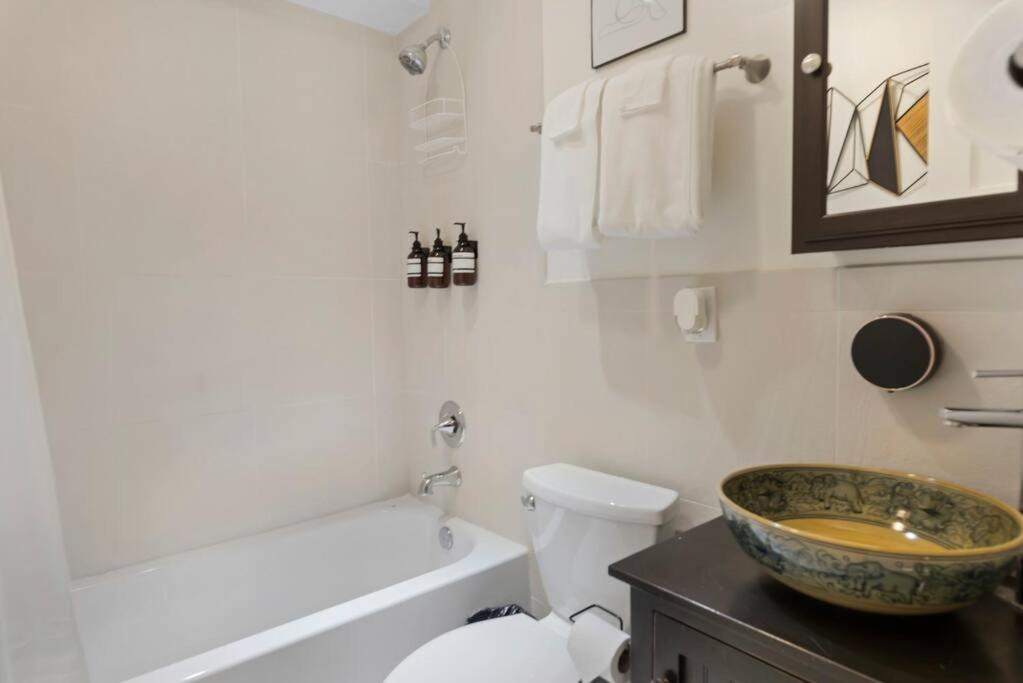 Upscale 2Br Apartment With Patio Washington Eksteriør billede